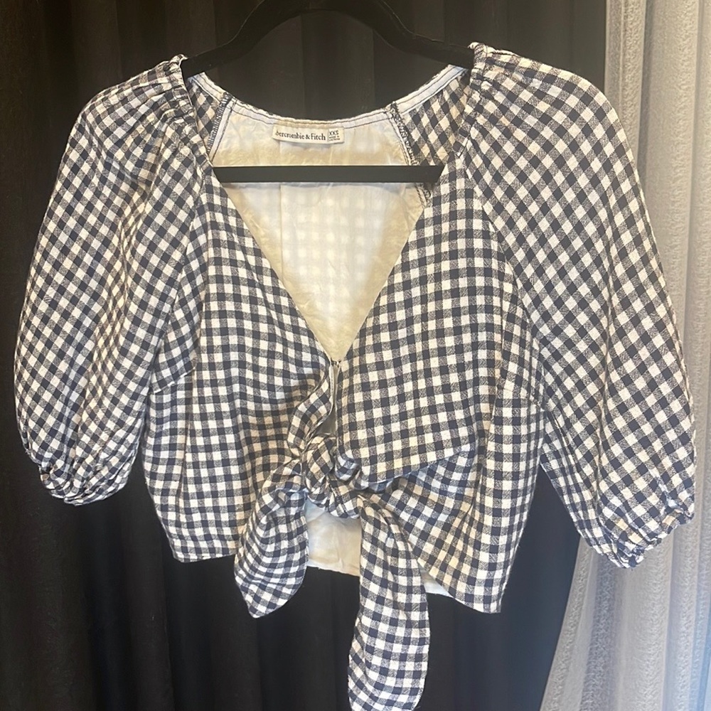 NWOT Abercrombie cropped plaid tie top. Puffy sleeve.